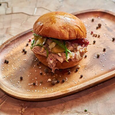 Мясо в булке с говядиной и соусом арабьята в Chipock Premium по цене 690 ₽