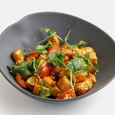 Хрустящие баклажаны в азиатском стиле со спелыми томатами в Coffee Boom по цене 750 ₽