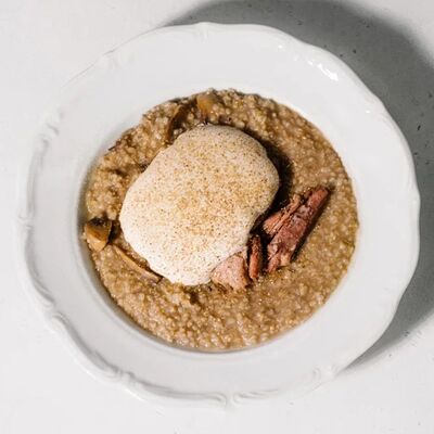 Ячневая каша, шампиньоны, утка конфи, эспума копченая в Эклерная по цене 590 ₽