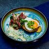 Драники картофельные с ростбифом, яйцом и перечным соусом в Бык и море по цене 540