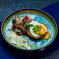 Драники картофельные с ростбифом, яйцом и перечным соусом в Бык и море