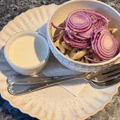 Соленые грузди с красным луком и сметаной в Веранда по цене 980 ₽