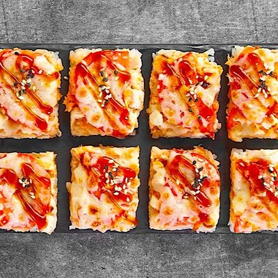 Суши пицца с тунцом и горбушей в Кузьмичь по цене 420 ₽