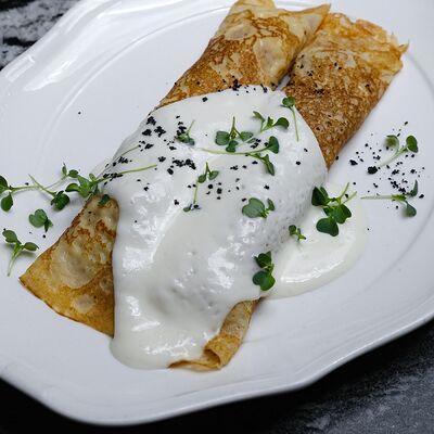 Блины, говядина, мусс пармезан в Bisou Bisou Bistro по цене 920 ₽