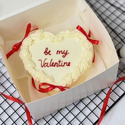 Бенто-торт с бантикамив Кондитерский дом Медовый по цене 1900 ₽