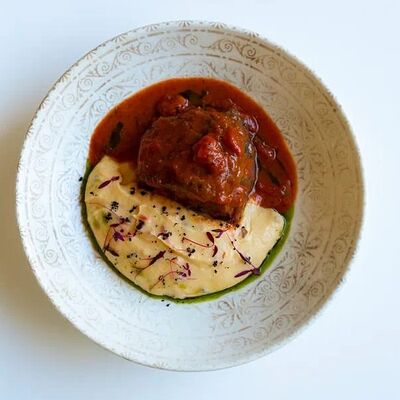 Говяжьи щечки с картофельным пюрев Romanico по цене 1300 ₽