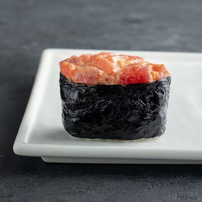 Суши запеченные Спайси тунец в CRAZY SUSHI по цене 210 ₽