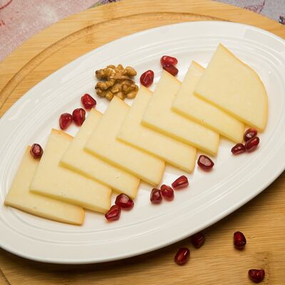 Сыр сулугуни копчёный в Гурман студия по цене 350 ₽