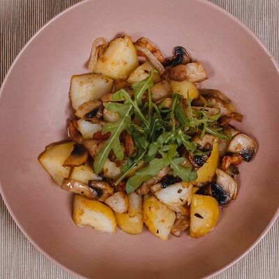 Грудинка жареная с картофелем и грибами в Жар-пицца по цене 350 ₽