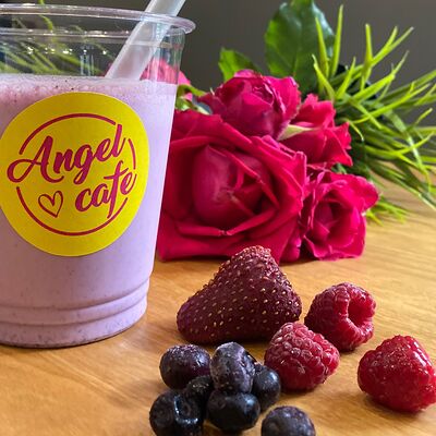 Ягодный молочный коктейль в Angel Cafe по цене 300 ₽