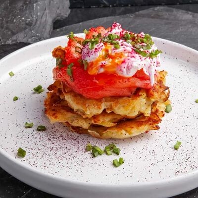 Дранники картофельные с лососем и яйцом пашот в Наше место по цене 650 ₽