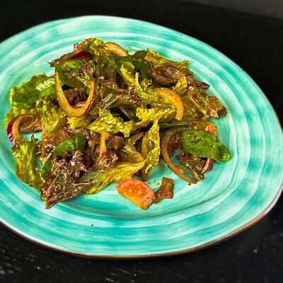 Салат с мраморной обожженной говядиной в ЖаРим в КайФ по цене 650 ₽