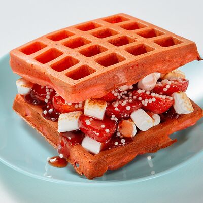 Вафля с клубникой и маршмеллоу в Lucky waffle по цене 450 ₽