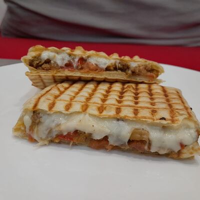 Кесадилья с говядинойв Red Camel Египетская кухня по цене 595 ₽