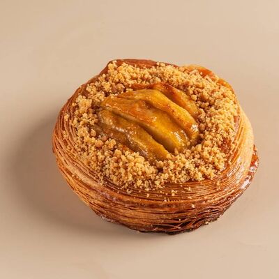 Слойка с яблоком в карамели и миндальным кремом в Кондитерская пекарня Варвара и Jerome по цене 238 ₽