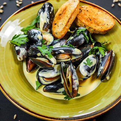 1/2 мидии с соусом блю-чиз в Rast Pub по цене 590 ₽