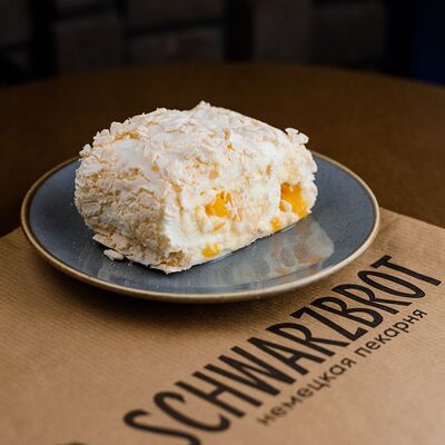 Меренговый рулет Персик-маракуйя в SCHWARZBROT немецкая пекарня по цене 340 ₽