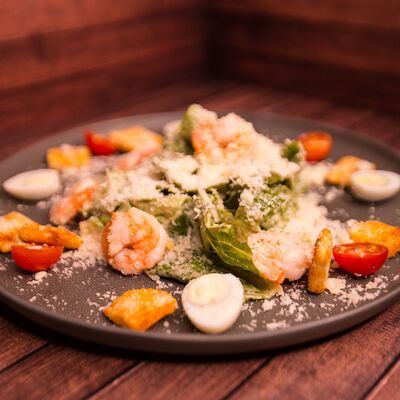 Цезарь с креветками в Гриль-бар Бегемот и мышь по цене 1045 ₽