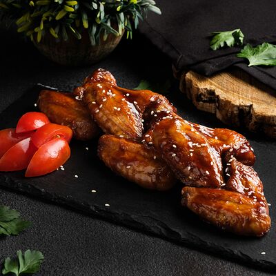 Куриные крылышки с соусом терияки и картофельными дольками в Барон Хабарон по цене 914 ₽