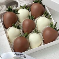 Клубника в шоколаде Классик в белом и молочном в SweetGift клубника в шоколаде