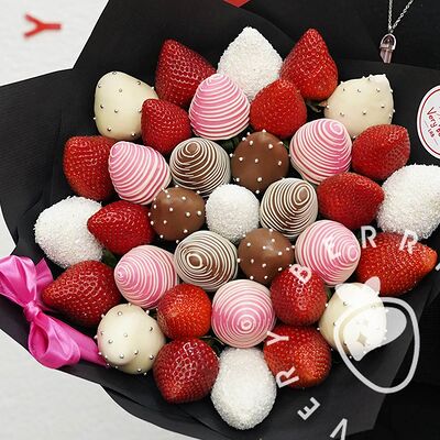 Букет из клубники в шоколаде Нежный шарм M в Клубника в шоколаде VeryBerryLab по цене 8590 ₽