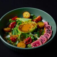 Салат с тунцом и стейком из авокадо в Level kitchenbar