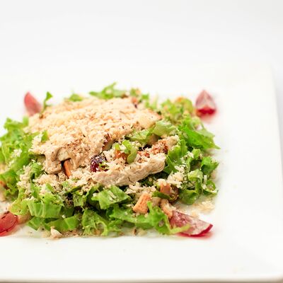 Фирменный салат в Черная Кошка по цене 589 ₽