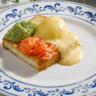 Бриошь с лососем, авокадо и яйцом пашот в Кукумбер по цене 690