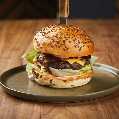 Бургер с пастрами в Dacha по цене 830 ₽