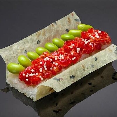 Хенд-ролл с тунцом еллоуфин в остром соусе в маменори в Bluefin по цене 920 ₽