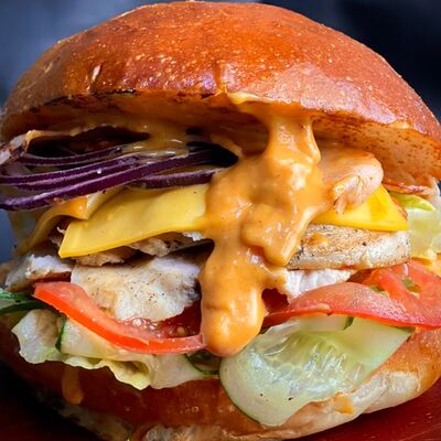 Индибургер с куриным филе су-вид и беконом в Papa Hop по цене 490 ₽