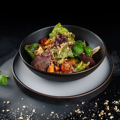 Салат с томленой телятиной и красным песто в РАХАТ по цене 710 ₽