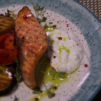 Стейк из красной рыбы с овощами гриль и с соусом цацики в Oasis по цене 1200 ₽