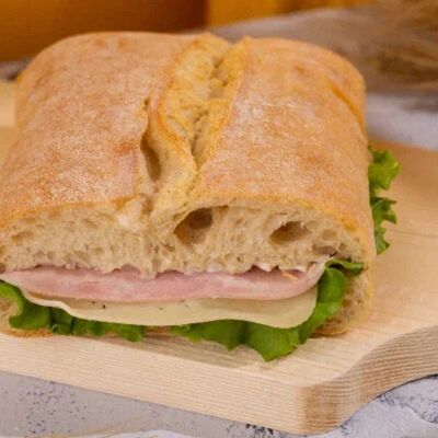 Сэндвич с ветчиной и сыром на чиабаттев Пекарня Буханка по цене 295 ₽