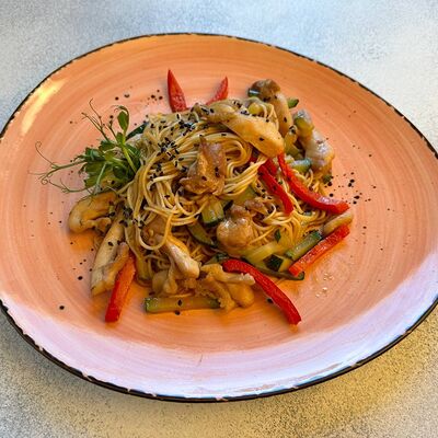 Вок лапша с курицей и овощами в Пойду Поем по цене 390 ₽