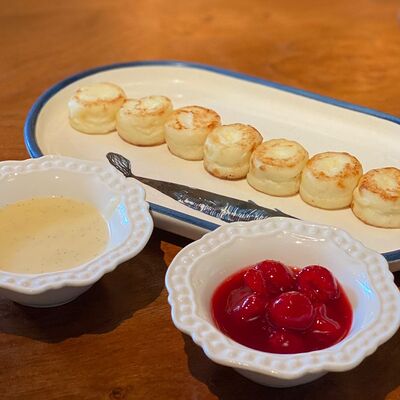 Сырники с ванильным кремом и малиной в АFINA по цене 750 ₽