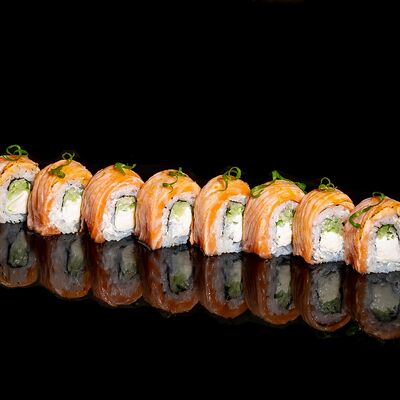Ролл Татаки лососьв Yo! curry & sushi по цене 930 ₽