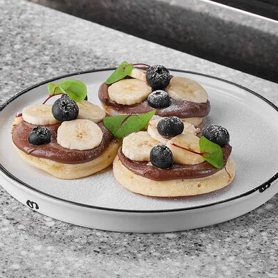 Панкейки с нутеллой и бананомв People по цене 530 ₽