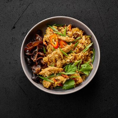 Жареный рис с цыпленком, овощами и грибами муэр в Stories по цене 599 ₽