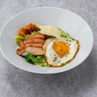 Салат Цезарь с жареным яйцом в Манки