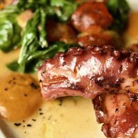 Осьминог с соусом ромеско и картофелем в Опера