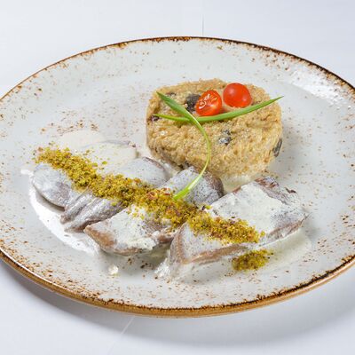 Язык под сливочно-фисташковым соусом с киноа в БамБуши по цене 645