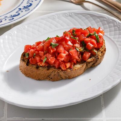 Брускетта с бакинскими томатами и базиликом в Кукумбер по цене 520
