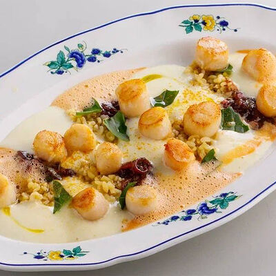 Жареные курильские гребешки с биском и луковым мармеладомв Crevette по цене 1390 ₽