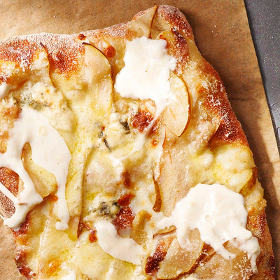 Фокачча с копченым сулугуни, грушой и страчателлой в Чайхана Баранжар по цене 865 ₽