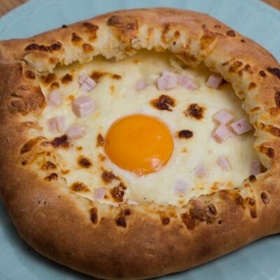 Хачапури по-аджарски с ветчиной большой в Бебо по цене 500 ₽