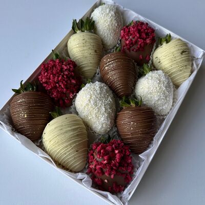 Клубника в шоколаде 12 шт Li в Allowberry по цене 4000 ₽