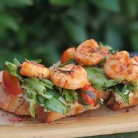Брускетта с креветками в RAKETA