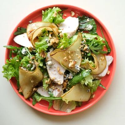 Салат с индейкой и карамелизированной грушей в Zanoza по цене 790 ₽