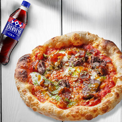 Пицца с говядиной и хурмой премиум и Evervess кола в Перчини по цене 860 ₽